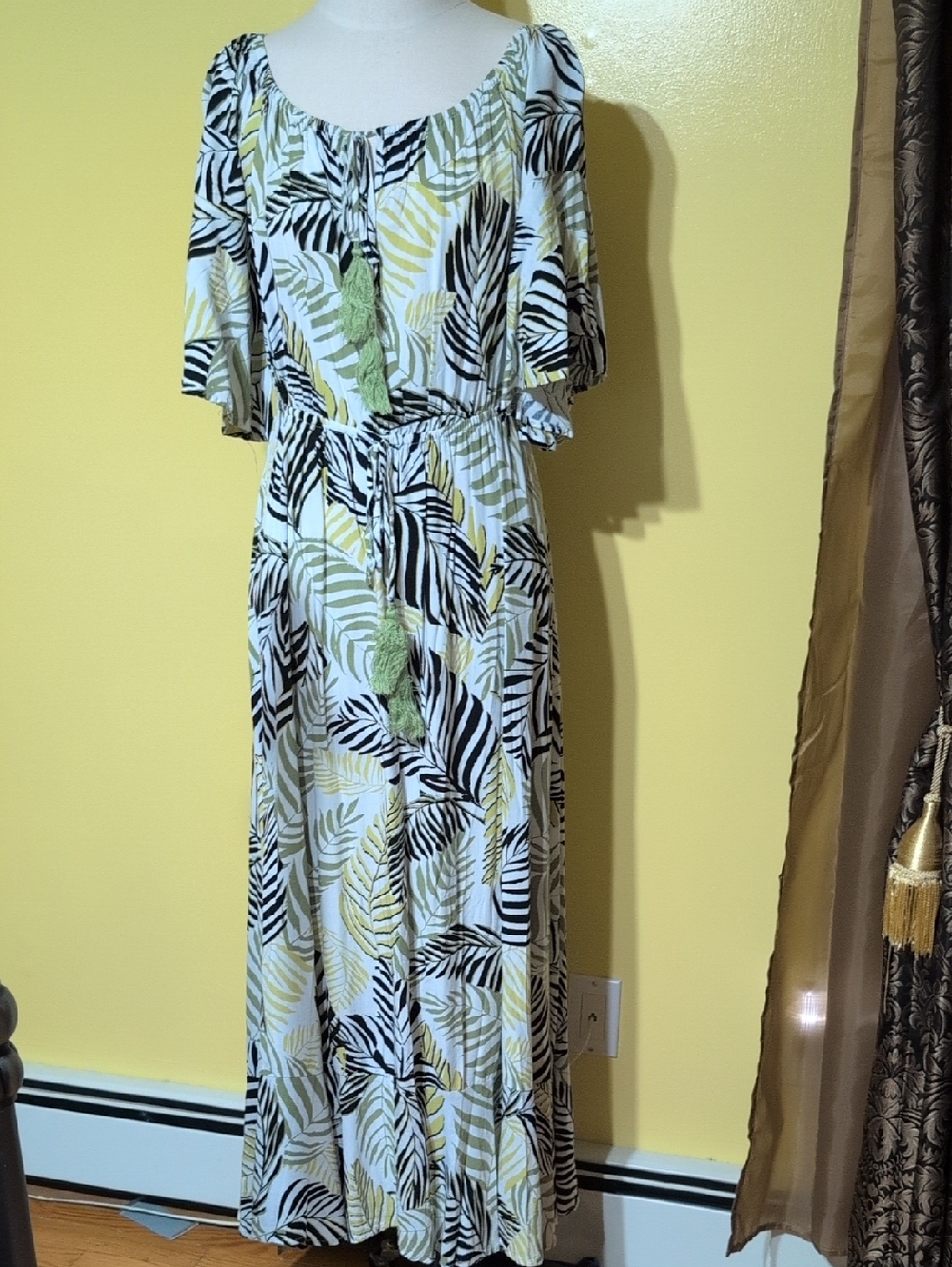 Tropical Leaf-Print Maxi Dress in White and Green